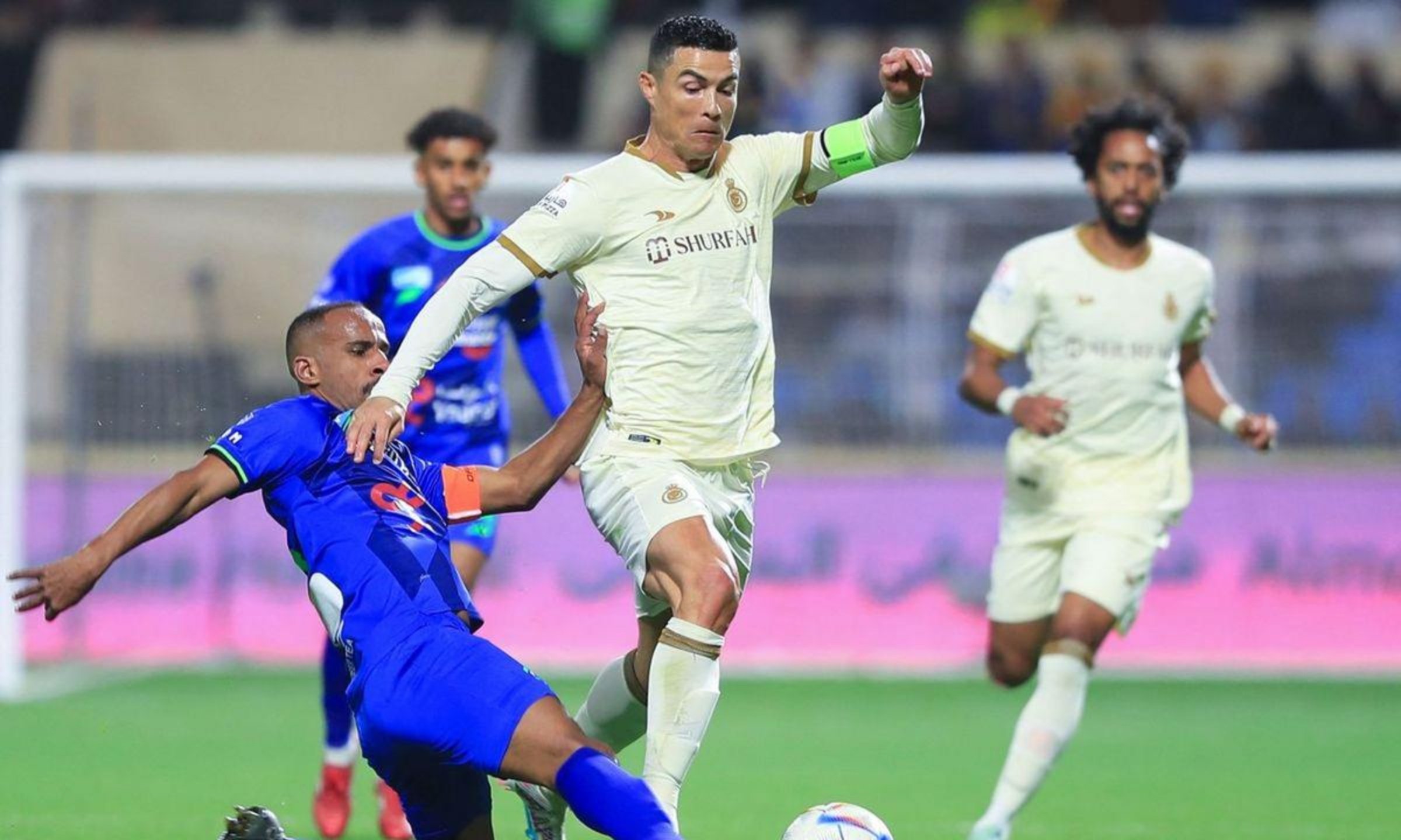 九游中心-C罗在中国队比赛中领先优势明显，比赛规则变更引发热议！观众掌声雷动的简单介绍